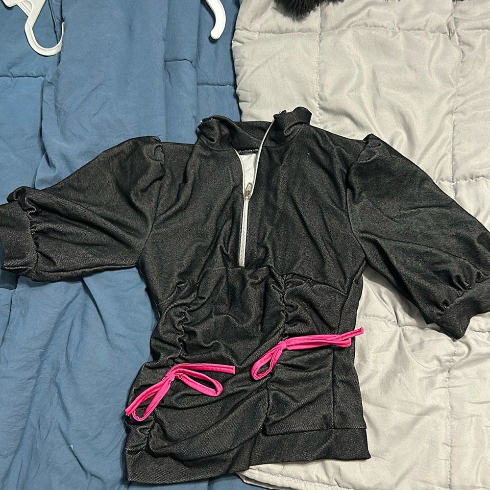 Dance top with zipper and pink bow